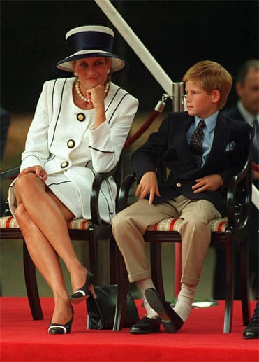 1995 ist Prinz Harry bei einem öffentlichen Auftritt seiner Mutter Diana dabei - und sitzt ganz brav an ihrer Seite. Doch seine Schuhe scheint der süße Bengel nicht so zu mögen - die streifte er sich beim Herumsitzen einfach mal ab.