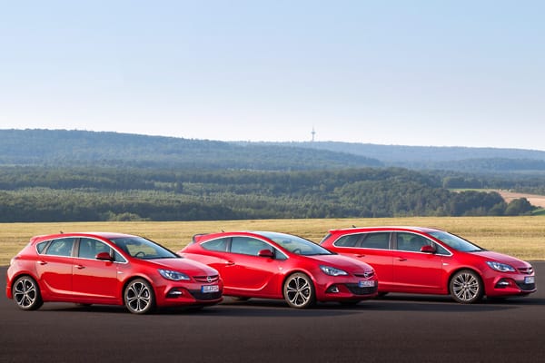 Opel spendiert fast der gesamten Astra-Familie Anfang 2013 den BiTurbo-Motor aus dem Insignia. Für den Fünftürer, dem Coupé GTC und dem Kombi Sportstourer (im Bild von links nach rechts) bieten die Rüsselsheimer den Hochleistungsdiesel an.