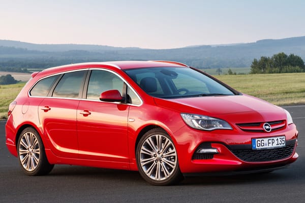 Bei den BiTurbo-Modellen (im Bild der Astra Sportstourer) hat Opel die Front leicht verändert. Die Querspange mit dem Opel-Blitz ist statt in Chrom immer in der jeweiligen Wagenfarbe gehalten.