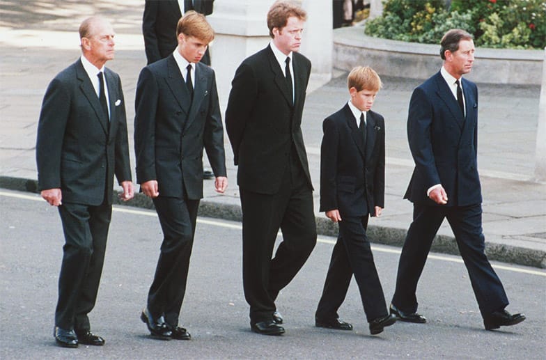 Einer der schwersten Tage im Leben von Prinz Harry (2.v.re.): Am 6. September 1997 wurde Lady Diana beerdigt. Prinz Philip, Prinz William, Earl Spencer (Bruder von Diana), Prinz Harry und Prinz Charles (v.li.n.re.) folgten Dianas Sarg zu ihrer letzter Ruhestätte.