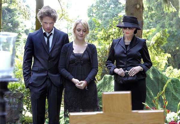 Die gemeinsame Trauer um Arno lässt die Familie wieder zusammenrücken. Timo (Remo Schulze, l.) und Leonie (Stefanie Bock, M.) versöhnen sich an Arnos Grab mit Clarissa (Isa Jank, r.).