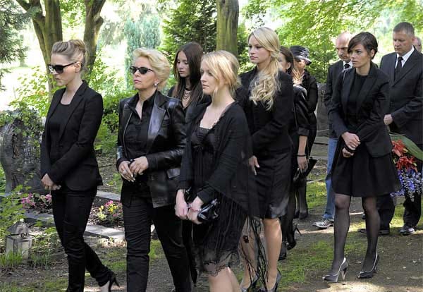 Auch Nico (Verena Zimmermann, 1.v.l.) ist zur Beerdigung von Arno gekommen.