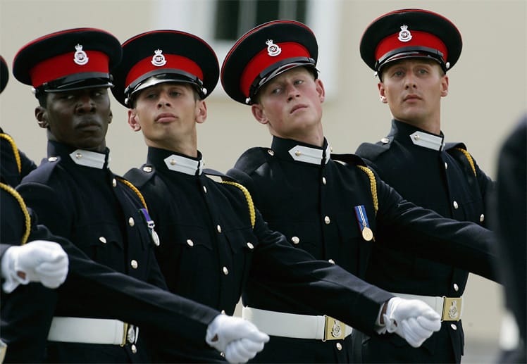 Prinz Harry (2.v.re.) bei einer Parade der Militärakademie.