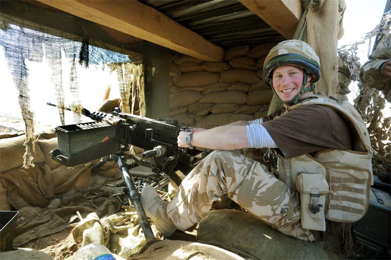 Man könnte glauben, der junge Prinz kenne keine Angst: Im Januar 2008 war Harry in Afghanistan stationiert, 2012 kehrte "Captain Wales", wie er als Offizier genannt wird, dorthin zurück.