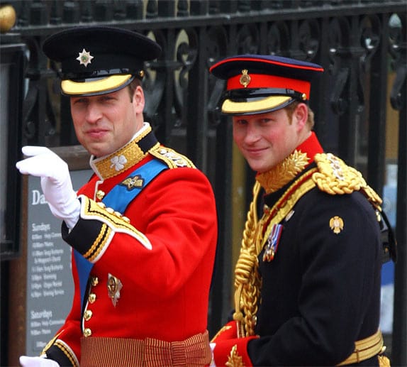 Prinz William (li.) heiratete am 29. April 2011 die schöne Kate Middleton. Sein kleiner Bruder Harry (re.) machte an diesem großen Tag in seiner Uniform ebenfalls eine gute Figur.