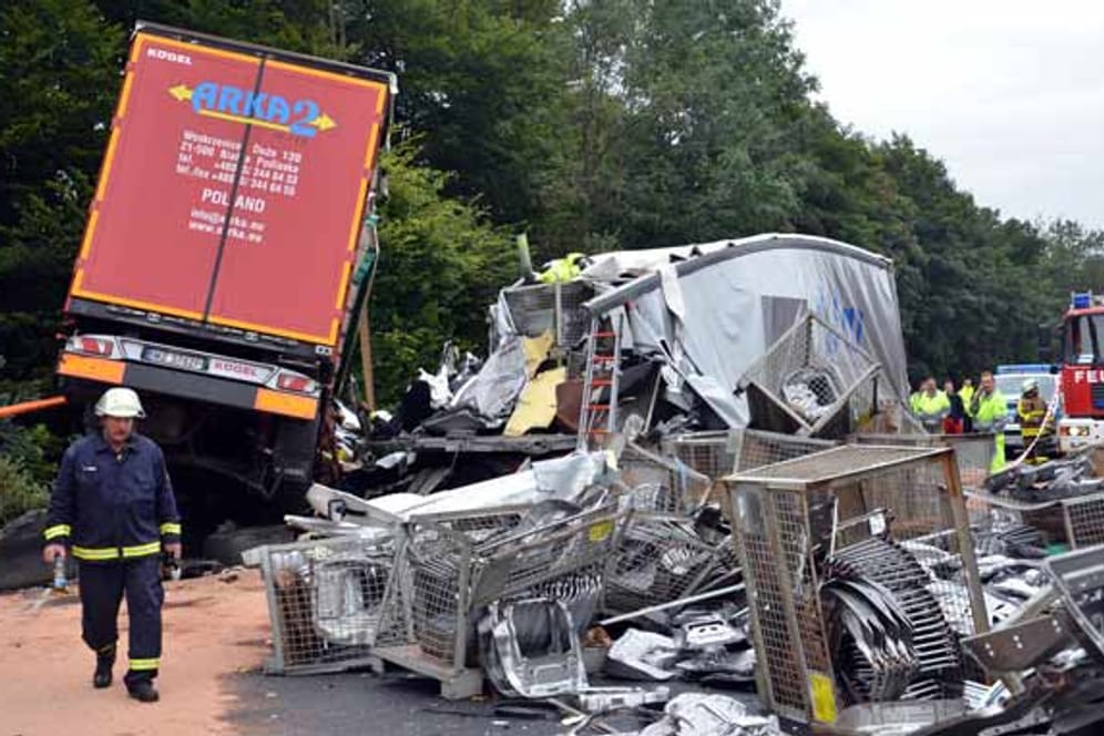 Furchtbarer Unfall auf der A45 in der Nähe von Lüdenscheid: Zwei Sattelzüge prallen frontal aufeinander.