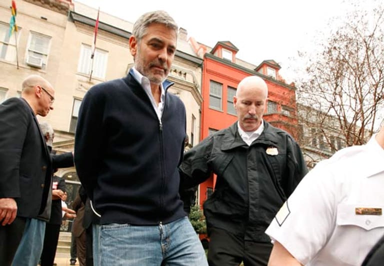 Clooney engagiert sich seit Jahren für die Menschen im Sudan und nahm im März 2012 an einer Protestkundgebung vor der sudanesischen Botschaft in Wshington teil. Die Regierung in Khartum müsse aufhören, "ihr eigenes Volk umzubringen, zu vergewaltigen und auszuhungern", hatte der Schauspieler zuvor vor laufenden Kameras auf den Stufen der sudanesischen Botschaft in Washington erklärt. Daraufhin wurde er festgenommen.