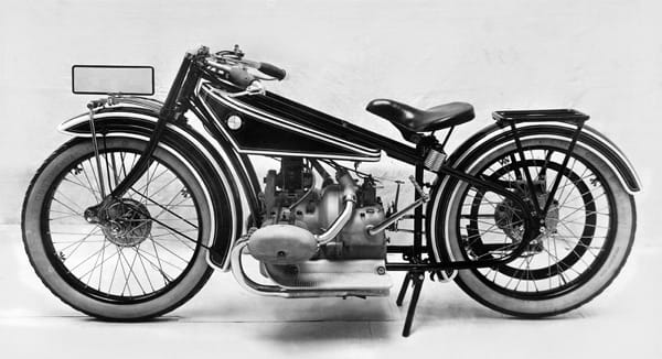 Die "R 37" war 1924 das erste sportliche Motorrad von BMW, bis zu 115 km/h schnell. Mit dieser Maschine begann die lange Erfolgsgeschichte von BMW auf den Rennstrecken in aller Welt.