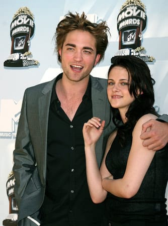Sie waren aber auch so ein schönes Paar: Robert Pattinson und Kristen Stewart im Jahr 2008 bei den MTV Movie Awards. Damals starteten die beiden mit "Twilight" ganz groß durch.
