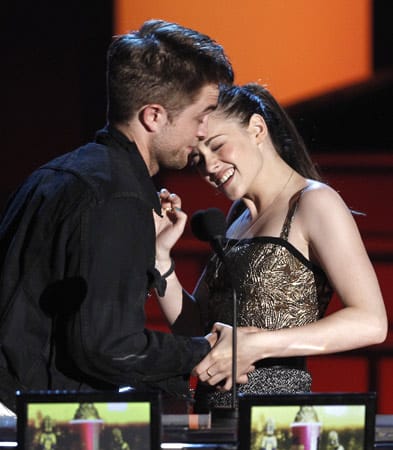 2010 gab es wieder einen Award bei den MTV Movie Awards für den besten Filmkuss. Doch Kristen ziert sich, als Rob sie küssen möchte.