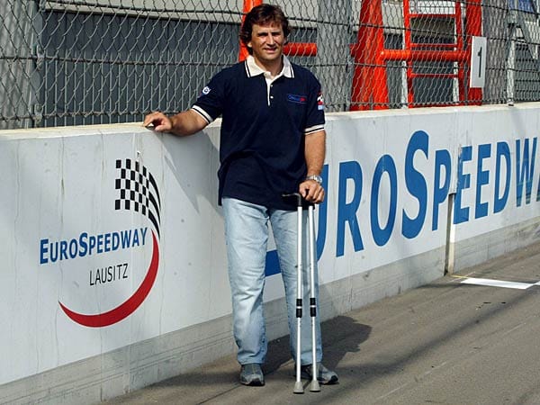 Rückkehr an den Ort des schrecklichen Unfalls: Im Mai 2003 posierte Alessandro Zanardi gut gelaunt für Bilder auf dem Lausitzring.