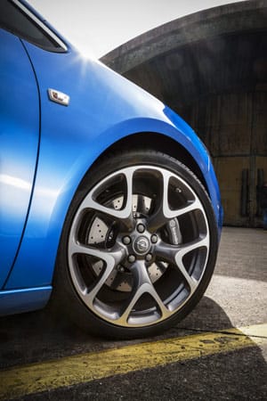 Damit der dreitürige Opel Astra OPC rechtzeitig zum Stehen kommt, wurde ihm eine Brembo-Hochleistungs-Bremsanlage verpasst.