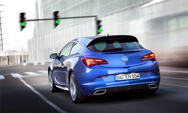 Opel gibt für den Astra OPC eine Höchstgeschwindigkeit von 250 km/h und eine Beschleunigung aus dem Stand auf 100 km/h in 6 Sekunden an.
