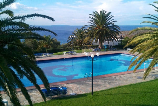 Das "Hotel Vritomartis" auf Kreta eignet sich für FKK-Einsteiger: In der Lobby und beim Essen herrscht Bekleidungspflicht. Am Pool ist Kleidung optional.