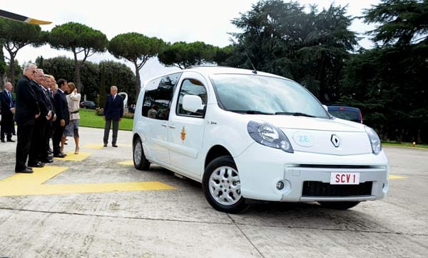Im September 2012 kamen zwei Elektroautos auf Basis des Kangoo Maxi Z.E. zum Fuhrpark des Papstes dazu.