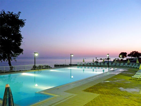 Nichts für schüchterne FKK-Anfänger ist die drei-Sterne-"Naturist Solaris Residence" in Kroatien. Mit Kleidung im Pool oder in der Sonne baden ist streng verboten.
