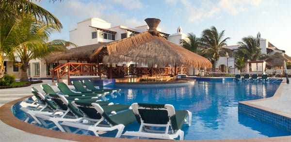 Zur Begrüßung gibt es im fünf-Sterne-"Hotel Hidden Beach Resort Au Naturel Club" in Mexiko ein Glas Champagner. Für Familien ist die "Adult Only"-Ferienanlage allerdings tabu.