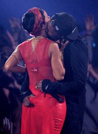 War es die Frisur? Das Kleid? Die Person? ASAP Rocky war offensichtlich so aus der Fassung gebracht, dass er Rihanna um den Hals fiel und an den Hintern grabschte.