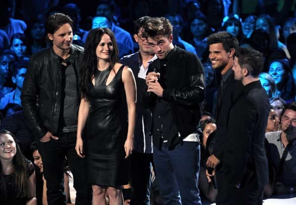 Tatsächlich, Kristen Stewart lässt sich nicht blicken - dafür bekommt Robert Pattinson auf der Bühne Unterstützung von seinen "Twilight"-Kollegen.