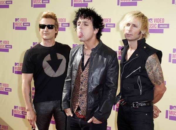 Billie Joe Armstrong (Mitte) musste einige Tage vor den MTV Awards ins Krankenhaus und Green Day deshalb Konzerte absagen - doch auf dem roten Teppich geht es ihm ganz offensichtlich wieder blendend.