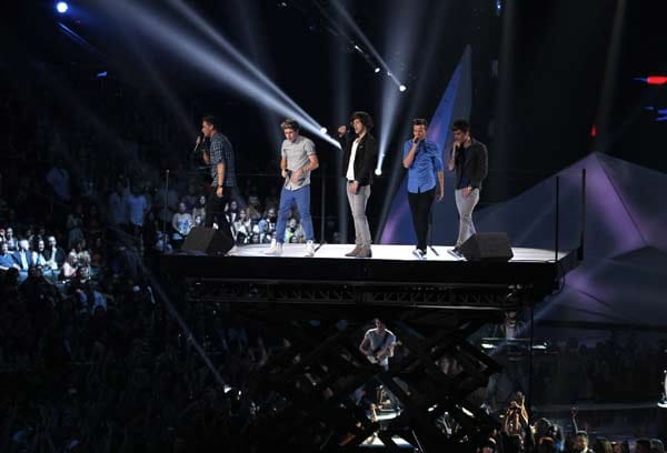 One Direction rocken die Bühne. Die Band räumt bei der Award-Verleihung drei Preise ab.