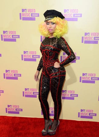 Den Preis für das schlimmste Outfit hat sich die Sängerin Nicki Minaj redlich verdient.