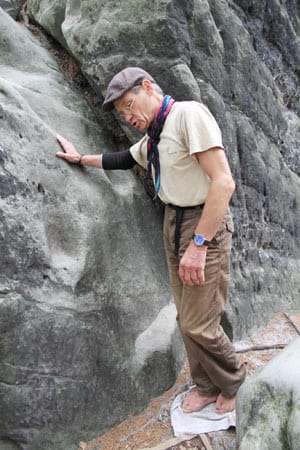 Kletterpionier Bernd Arnold hat rund 900 Kletterrouten erschlossen. Der Profi klettert selbst schwierigste Routen barfuß.