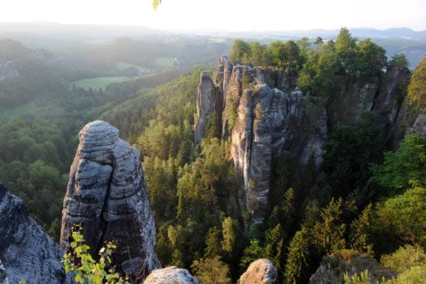 Blick über die Landschaft: Die Bastei ist eine der bekanntesten Felsformationen der Sächsischen Schweiz.