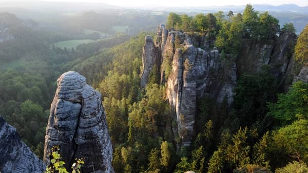 Blick über die Landschaft: Die Bastei ist eine der bekanntesten Felsformationen der Sächsischen Schweiz.