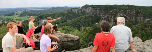 Gipfelblick vom Honigstein. Bernd Arnold (mit Mütze) erläutert der Klettergruppe die Felsformationen.