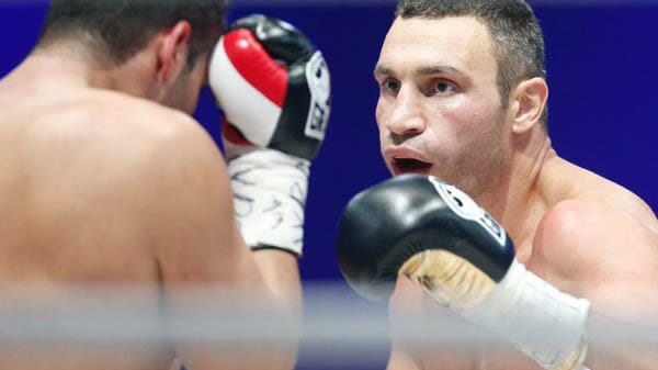 Vitali Klitschko geht gegen Manuel Charr von Anfang an hochkonzentriert zu Werke.