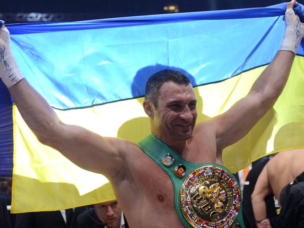Anschließend feiert der 41-Jährige mit der blau-gelben Fahne. Er will mit seiner Partei Udar am 28. Oktober ins ukrainische Parlament einziehen. Dann könnte seine Boxkarriere rasch beendet sein.