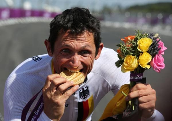 "Ich bin leider einer, der viel kritisiert, und deshalb oft Probleme mit den Funktionären hat. Aber genau das kritisiere ich." Der deutsche Radsportler Michael Teuber nach seinem Zeitfahr-Gold.