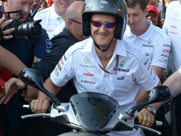 Michael Schumacher bahnt sich seinen Weg mit dem Roller.