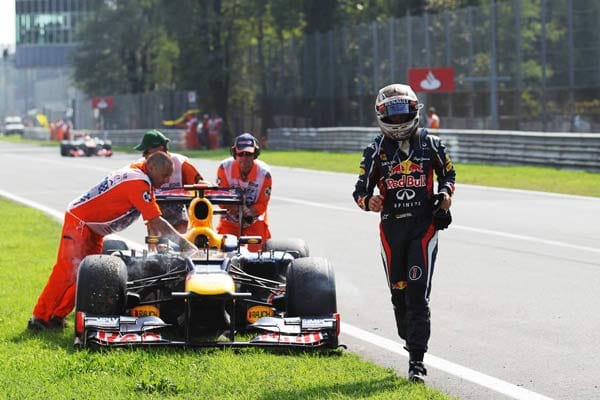 Der bitterste Moment des Weltmeisters in Monza. Eine defekte Lichtmaschine setzt Vettel außer Gefecht.