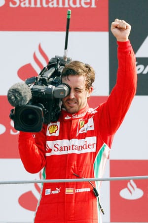 Fernando Alonso fährt von Platz zehn auf zwei und hält die Zuschauer der Siegerehrung auf Film fest.