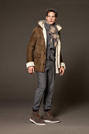 Eines der Must-Haves in diesem Herbst ist Lammfell. Ob als komplette Jacke oder als Kragen an Ihrem schicken Mantel – das Kuschelfell hält Sie bei kühlen Temperaturen verlässlich warm.