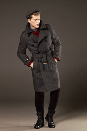 Männer mit Stil tragen im Herbst einen Mantel. Er ist nicht nur schön warm, sondern auch unheimlich elegant – Frauen lieben das.
