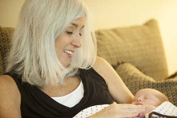 Cindy Reutzel (53) mit ihrer Enkelin Elle, die sie als Leihmutter zur Welt gebracht hat, nachdem ihre Tochter Jordan an Gebärmutterhalskrebs erkrankt war.