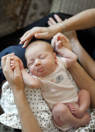 Baby Elle sechs Tage nach ihrer Geburt. Ihre Mutter Emily Jordan durfte bei der Geburt im Kreißsaal dabei sein.