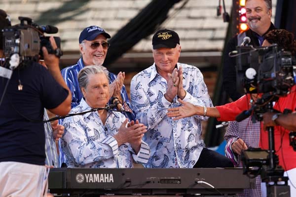 Mit der Single "Surfin'" begann im November 1961 die Karriere der Beach Boys. Auch mehr als 50 Jahre später stehen die noch lebenden Mitglieder der Band immer wieder zusammen auf der Bühne - wie hier bei einem Auftritt in der US-Show "Good Morning America" im Juni 2012.