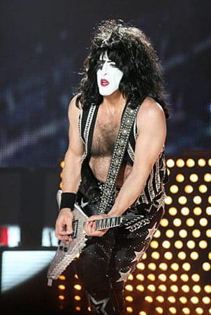 Auch Kiss (im Bild: Paul Stanley) haben die Schminkköfferchen noch nicht beiseite gelegt und machen noch immer fleißig Musik.