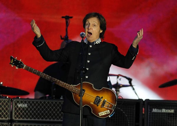 Seit mehr als 50 Jahren steht Paul McCartney auf der Bühne, ob mit den Beatles oder als Solokünstler. Auch in einem Alter, in dem andere längst in Rente sind, macht McCartney noch fleißig weiter - wie hier bei den Feierlichkeiten zum 60. Thronjubiläum von Queen Elizabeth II.