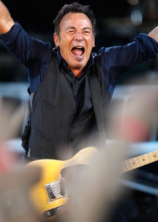 Er ist hier der Boss - Altmeister Bruce Springsteen, inzwischen auch schon über 60, stellt auf seinen Konzerttouren unermüdlich seine Rockerqualitäten unter Beweis.