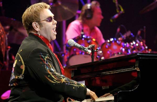 Elton John ist seit 1970 im Geschäft - und wie. Für seine Konzerte kann er Höchstpreise verlangen, und die werden auch gezahlt.