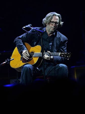 "Mr. Slowhand" Eric Clapton lässt auch mit Mitte 60 noch die Finger über die Gitarrensaiten fliegen.