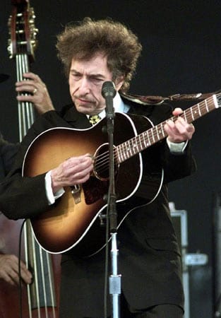 Die 60 hat Bob Dylan schon längst überschritten, dennoch tourt die Rock-Legende nach wie vor eifrig rund um den Globus.