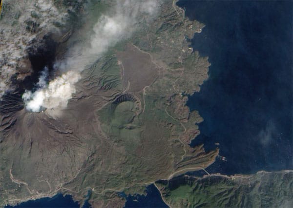 Sakura-jima, Japan (Foto von 2009): Mehrmals im Monat feuert der Sakura-jima Asche und Lava ab; auch in den letzten Tagen stiegen Rauchzeichen auf.