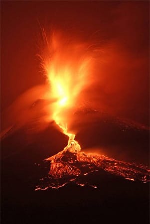 Ätna, Italien (Ausbruch am 23. April): Ende April begann der Vulkan auf der süditalienischen Insel Sizilien eine neue Ausbruchsphase; alle paar Wochen gibt es Eruptionen. Derzeit hat sich der Berg etwas beruhigt, die Beben haben sich abgeschwächt.