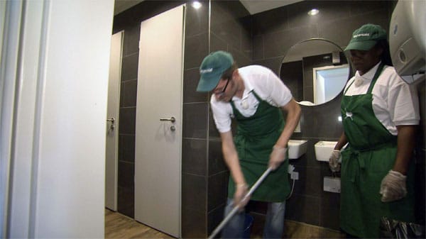 In der "Undercover Boss"-Folge vom 10.9.2012 ist sich der "Wienerwald"-Chef Sven Neumann nicht zu schade, das Klo gründlich zu putzen.